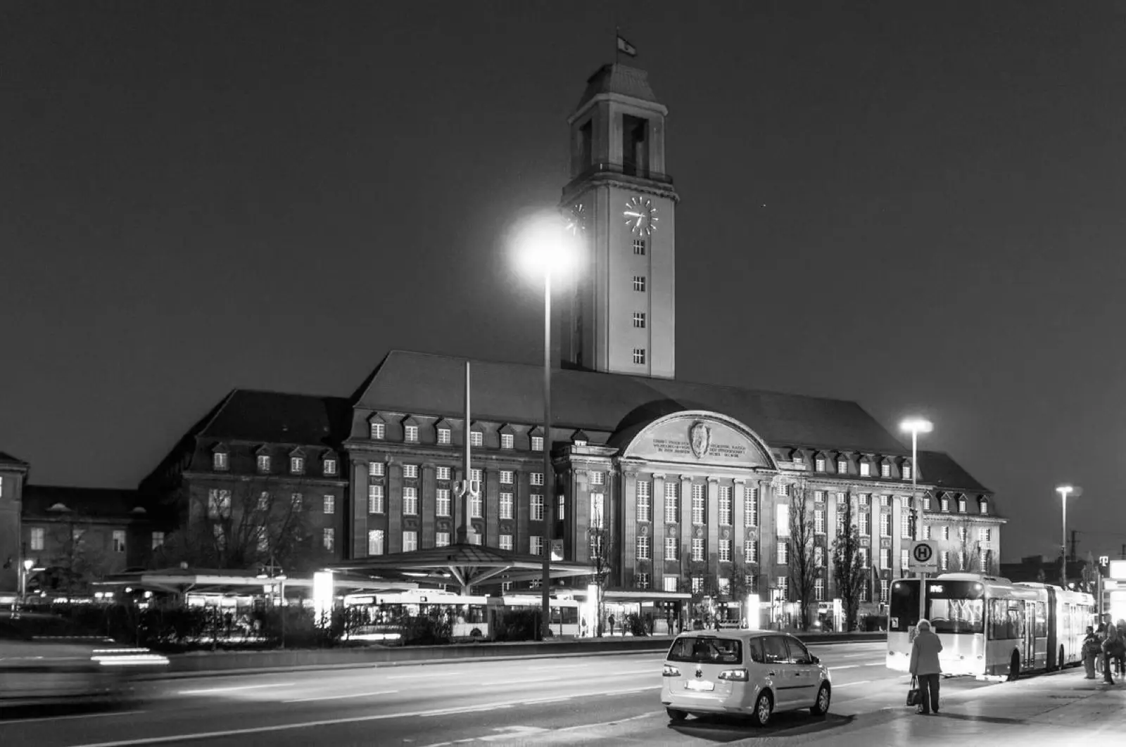 Rathaus Spandau bei Nacht, Hares Security in Berlin-Spandau