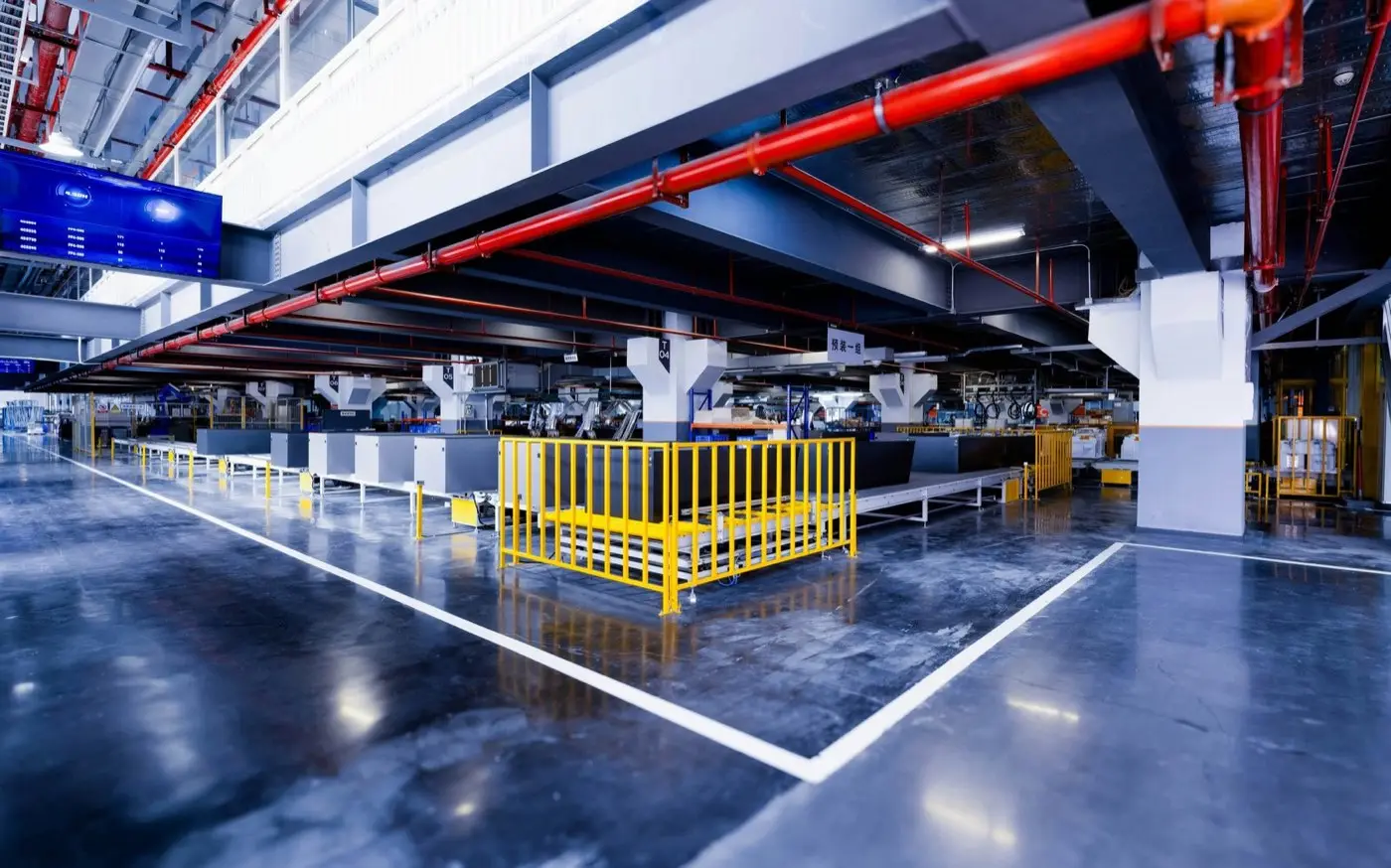 Industriehalle mit Produktionsanlagen, Werkschutz in Berlin